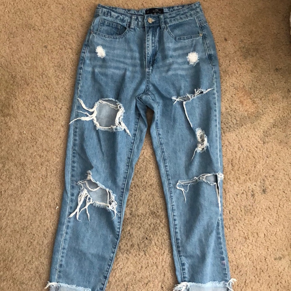 MISSGUIDED DISTRESSED MOM JEANS